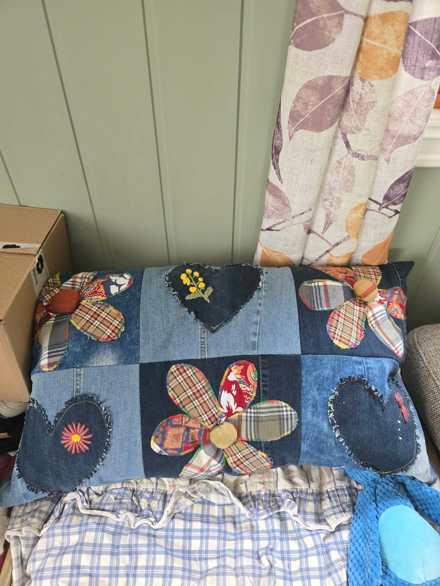 Patchwork-pute med blomster og hjerter